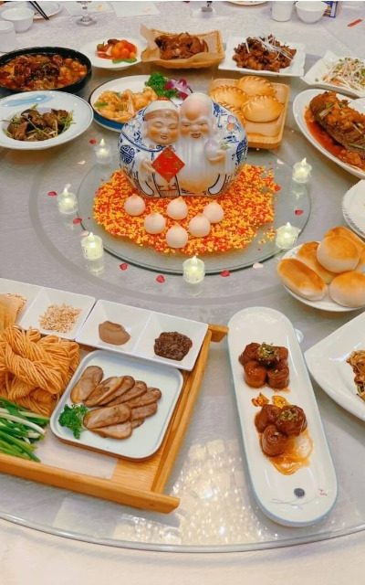 A table full of sumptuous dishes-Food Guide-Beijing A table full of sumptuous dishes at Fengzeyuan Restaurant in Beijing.