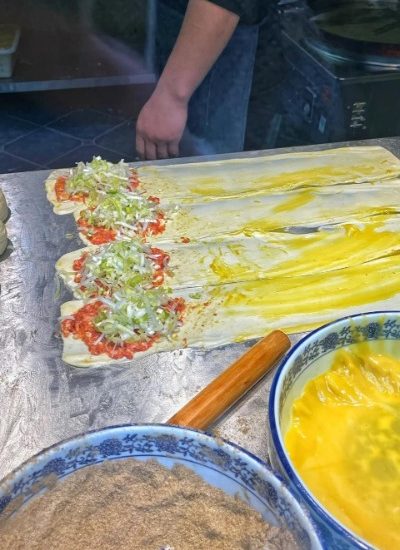 Beef Pancake 1-Food Guide-Xi’an Beef pie is a popular Xi'an food, known for its golden crust and tender, flavorful filling.