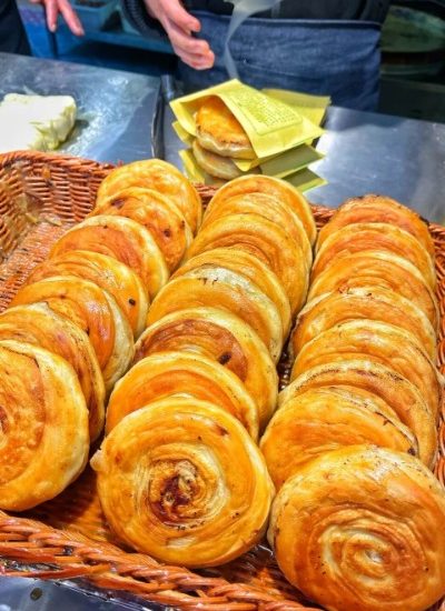 Beef Pancake 2-Food Guide-Xi’an Beef pie is a beloved dish in Xi'an cuisine, featuring a crispy exterior and a juicy, savory beef filling.