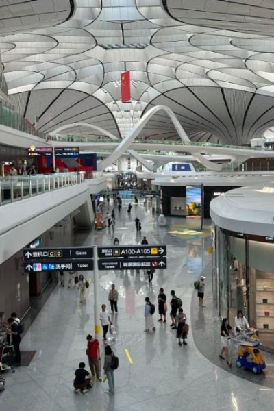 Beijing Daxing International Airport-Transportation Guide-Beijing The ceiling at Beijing Airport is very high, making the entire hall feel spacious.