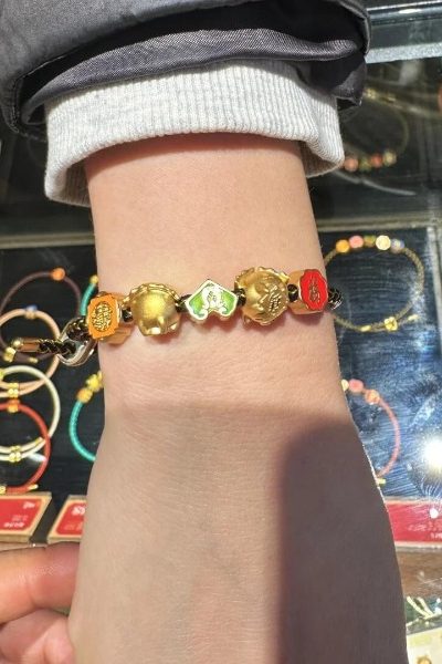 Bracelet-Prince Gong’s Mansion-Beijing Visitors are purchasing traditional Chinese bracelets inside Prince Kung's Palace Museum.