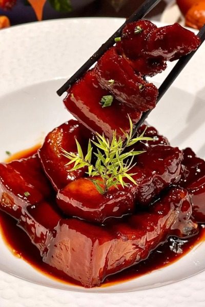 Braised pork in brown sauce-Food Guide-Shanghai Authentic Shanghai Cuisine: Braised Pork in Brown Sauce.