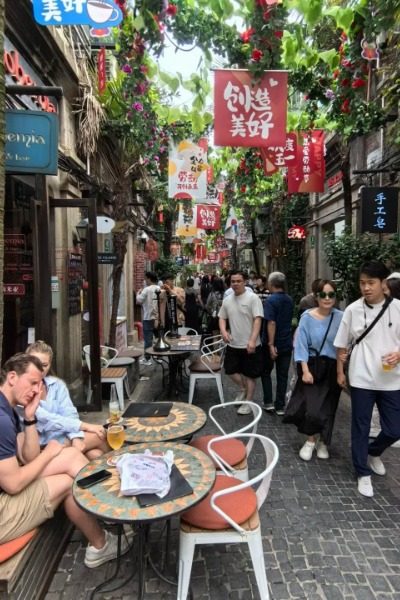 Cafe-Tianzifang-Shanghai Many foreign tourists are enjoying coffee at Tianzifang in Shanghai.
