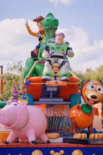 Cowboy-Disneyland-Shanghai Duke Caboom and his friends are at Shanghai Disneyland!