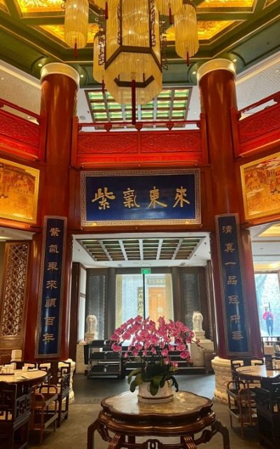 Dong Lai Shun Restaurant-Food Guide-Beijing The main hall of Donglaishun Restaurant features a clothing plaque that reads "Ziqi Donglai."