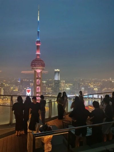 FLAIR Rooftop Restaurant & Bar 2-Bar Guide-Shanghai At FLAIR Rooftop Restaurant & Bar in Shanghai, you can enjoy stunning views of the city skyline.