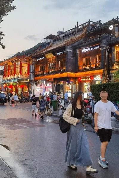 Houhai Bar Street 2-Shichahai-Beijing Visitors are taking a stroll along the Houhai Bar Street.