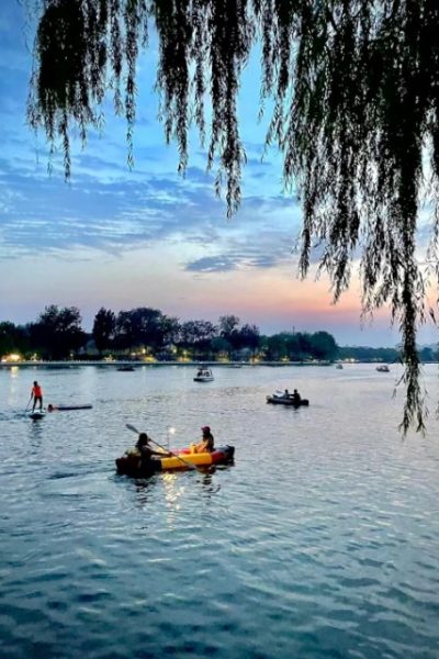 Houhai Park-Shichahai-Beijing In the evening at Shichahai, visitors are kayaking on the lake.