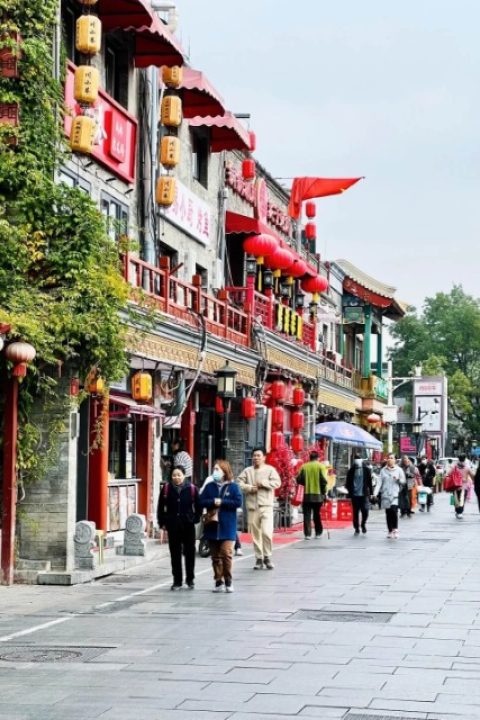 Huguo Temple Food Street-Food Guide-Beijing Tourists are searching for authentic old Beijing cuisine on Huguosi Food Street.