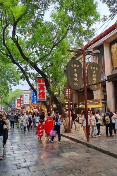 Hui Min Street 2-Food Guide-Xi’an The Muslim Quarter (Hui Min Street) in Xi'an is a vibrant food street, famous for its diverse and delicious halal dishes.