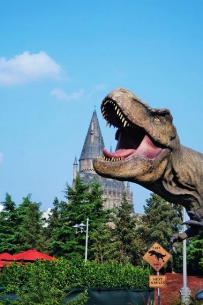 Jurassic World Isla Nublar-Universal Beijing Resort-Beijing A dinosaur model stands at the entrance of the Jurassic World theme park.
