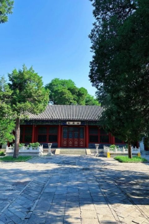 Kuaixue Hall-Beihai park-Beijing The courtyard at the entrance of Kuaixue hall.