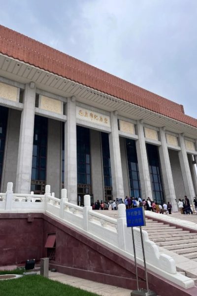 Maozedong-Tiananmen-Beijing Tourists are lining up to enter the Chairman Mao Memorial Hall.