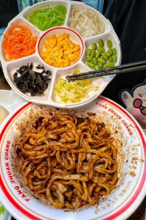 Noodles-Food Guide-Beijing noodles with soy bean paste is served with a wide variety of side dishes