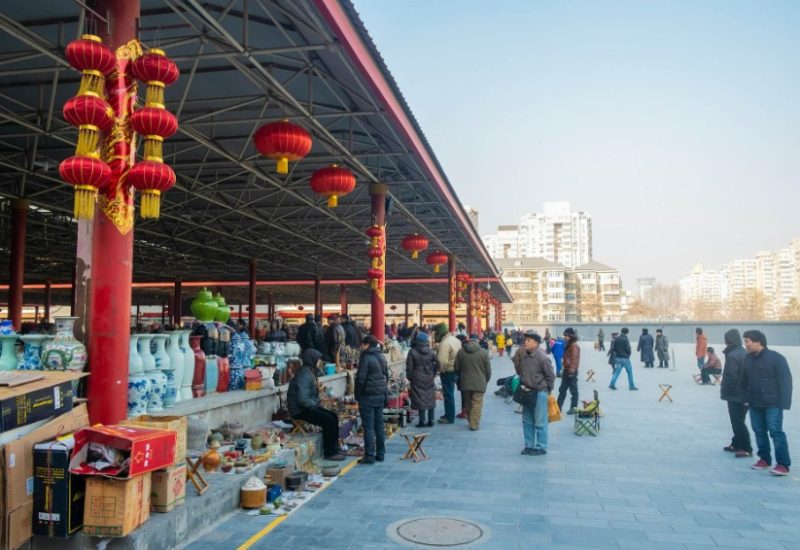 Panjiayuan Nightmarket-Shopping Guide-Beijing Many locals in Beijing are shopping for treasures at the Panjiayuan Flea Market.