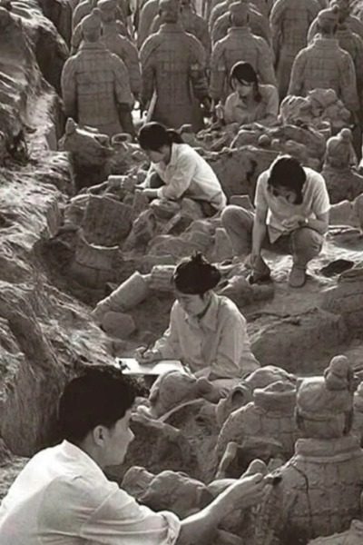 Pit 2-Terracotta Warriors-Xi’an Archaeologists are excavating the Terracotta Warriors.
