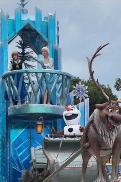 Princess Elsa-Shanghai Disneyland-Shanghai Elsa is in the parade at Shanghai Disneyland!