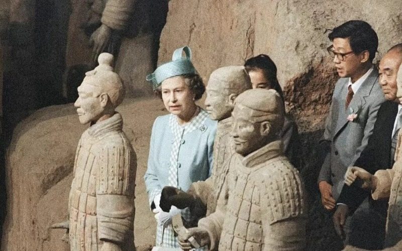 Queen-Terracotta Warriors-Xi’an Queen Elizabeth II is closely visiting the Terracotta Warriors in Pit 1.