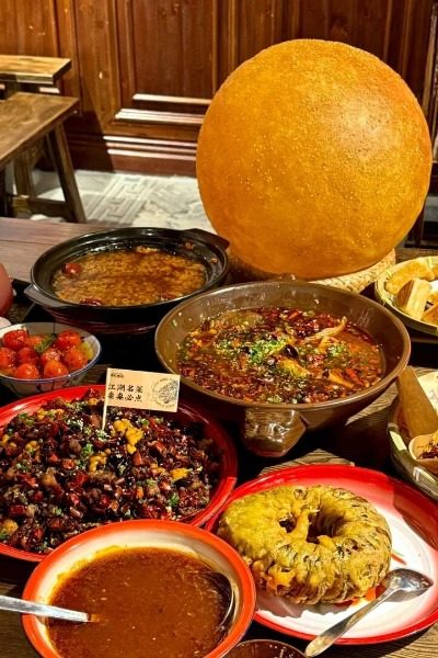 Restaurant-Ciqikou Ancient Town-Chongqing Yangji Longfu offers authentic Chongqing cuisine.