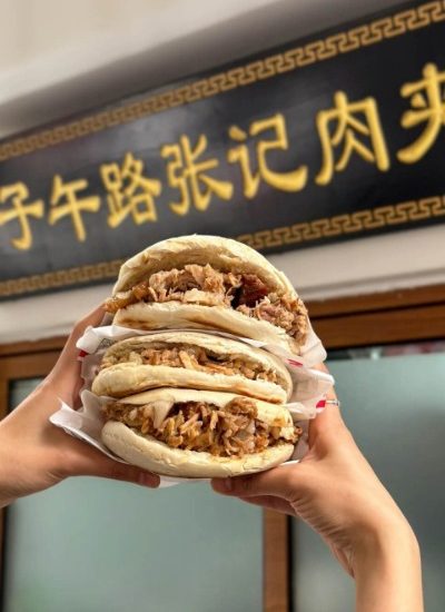 Roujiamo 1-Food Guide-Xi’an Roujiamo, often referred to as "Chinese hamburger," is a must-try dish in Xi'an, featuring tender meat stuffed in a freshly baked flatbread.
