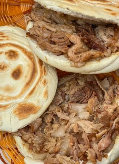 Roujiamo 2-Food Guide-Xi’an Roujiamo, known as the "Chinese hamburger," is a popular street food in Xi'an, consisting of savory meat packed inside a soft, crispy flatbread.