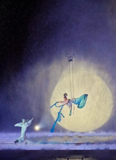 Show 6-Everlasting Regret-Xi’an The performers in "The Song of Everlasting Regret" in Xi'an are flying in the air on wires.