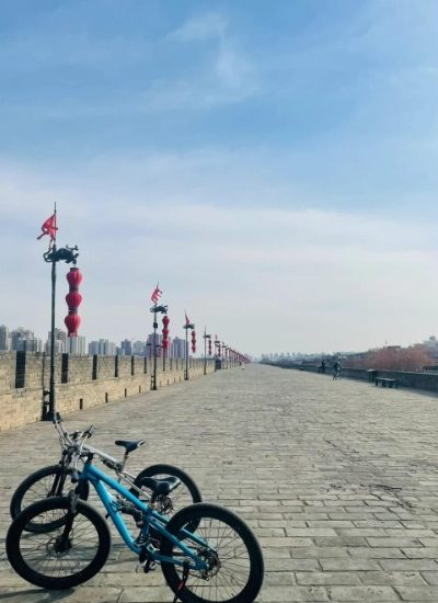 The scenery of the Xi’an City Wall 2-Xi’an City Wall-Xi’an Riding a bike on the Xi'an City Wall.