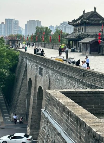 The scenery of the Xi’an City Wall-Xi’an City Wall-Xi’an There are many tourists walking and dining on the Xi'an City Wall.