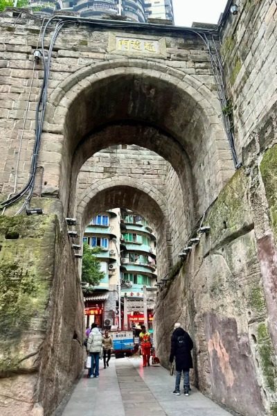 Tongyuan Gate and City Wall Ruins-Mountain City Trail-Chongqing Tongyuan Gate and the city wall ruins on the Mountain City Trail in Chongqing.