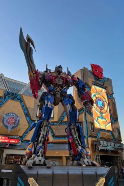 Transformers Metrobase-Universal Beijing Resort-Beijing A 1:1 scale model of a Transformer.