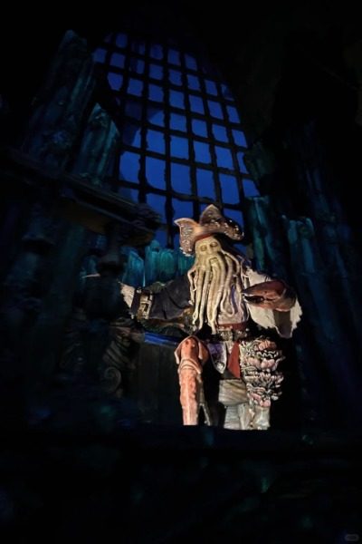 Treasure Cove-Shanghai Disneyland-Shanghai In Shanghai Disneyland, the octopus captain in Pirates of the Caribbean is super lifelike.
