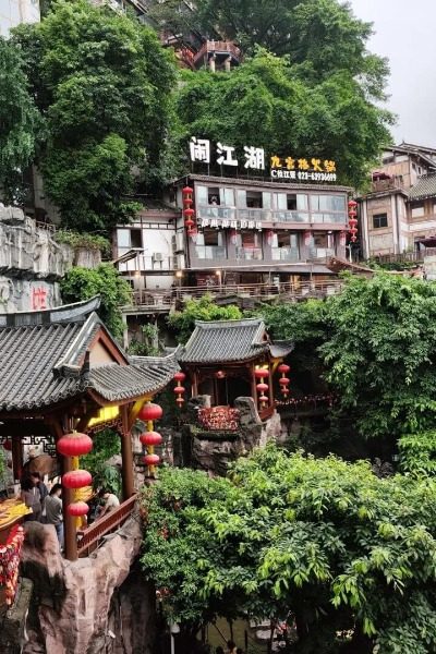 Trees-Hongya Cave-Chongqing Inside Hongya Cave, there are many cliff-like rock formations and trees.