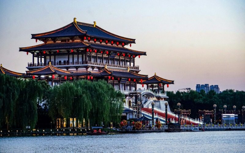 View 2-Datang Furong Garden-Xi’an Ziyun Tower in the Evening Glow of Tang Paradise, Xi'an