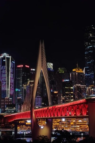 View 4-Qiansimen Bridge-Chongqing At night, Qiansimen Bridge in Chongqing lights up.