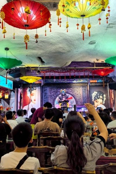 View 4-kuan zhai alley-Chengdu Tours Tourists watching Sichuan opera face-changing in Chengdu Kuanzhai Alley.