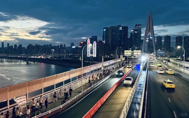 View 6-Qiansimen Bridge-Chongqing There are many vehicles and walking tourists on Qiansimen Bridge in Chongqing.