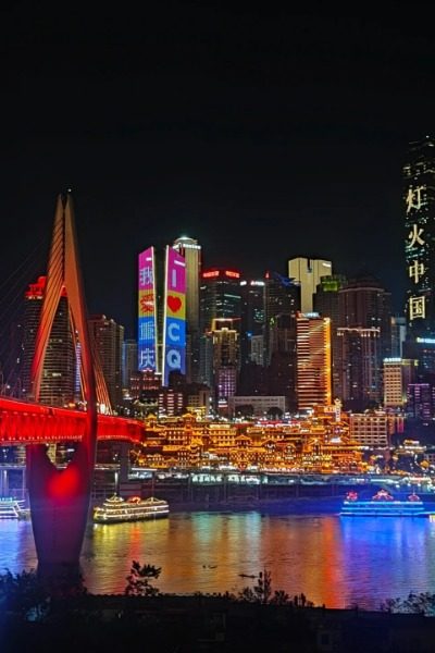 View 7-Chongqing Hongya Cave-Chongqing Qiansimen Bridge is located right next to the popular attraction, Hongya Cave, in Chongqing.