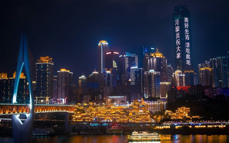 View-Hongya Cave-Chongqing At night, Hongya Cave and Qiansimen Bridge in Chongqing light up.