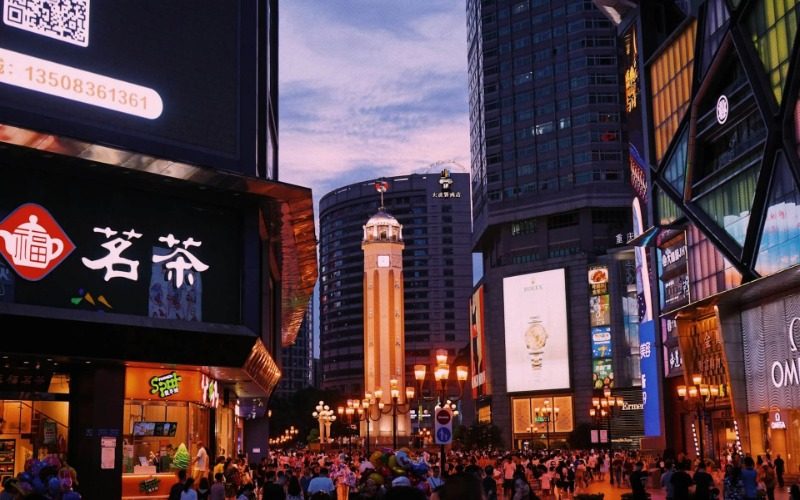 View-Jiefangbei-Chongqing At night, Jiefangbei in Chongqing lights up, and there are many tourists.