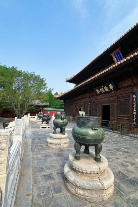 Western Paradise-Beihai park-Beijing There are many bronze tripods at the entrance of the Western Paradise in Beihai Park.