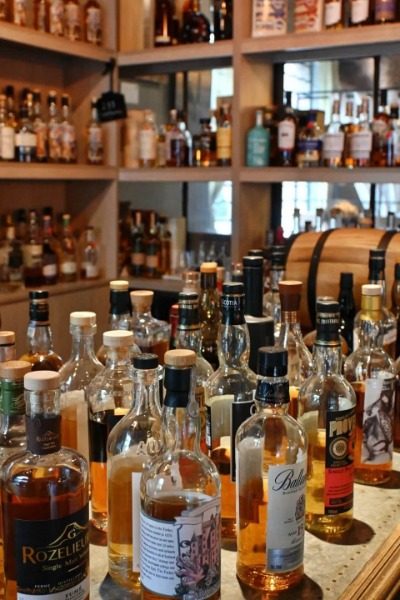 Wine-M50 Creative Park-Shanghai There are many taverns at Shanghai M50 Creative Park, with bar counters filled with a variety of drinks.