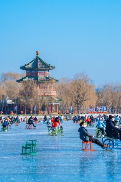Winter (December to February)-Weather Guide-Beijing In winter, many tourists skate on the frozen lake surfaces in Beijing.