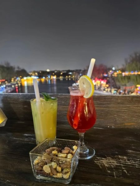 beer-Bar Guide-Beijing Tourists are enjoying cocktails by the lakeside at Houhai in Beijing.