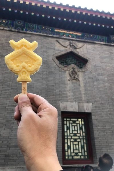 ice cream-Prince Gong’s Mansion-Beijing Visitors are holding ice cream shaped like the iconic windows of Prince Gong's Mansion.