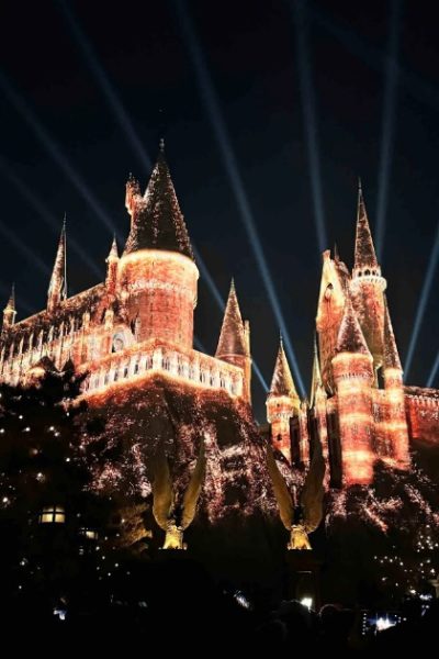 night light-Beijing Universal Resort-Beijing The castle in the Harry Potter Wizarding World is illuminated with a light show at night.