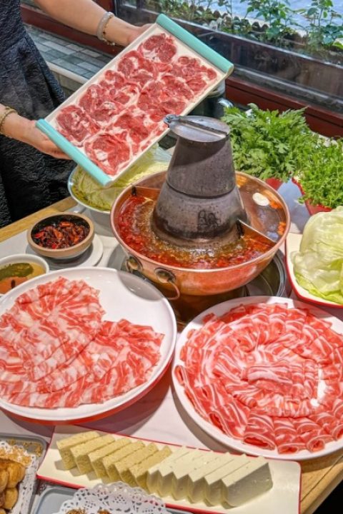 plenty of lamb-Food Guide-Beijing The old Beijing copper pot is surrounded by plenty of lamb.